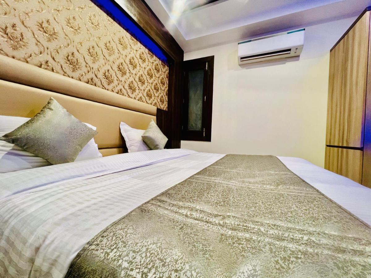 Apple & Suites, New Delhi